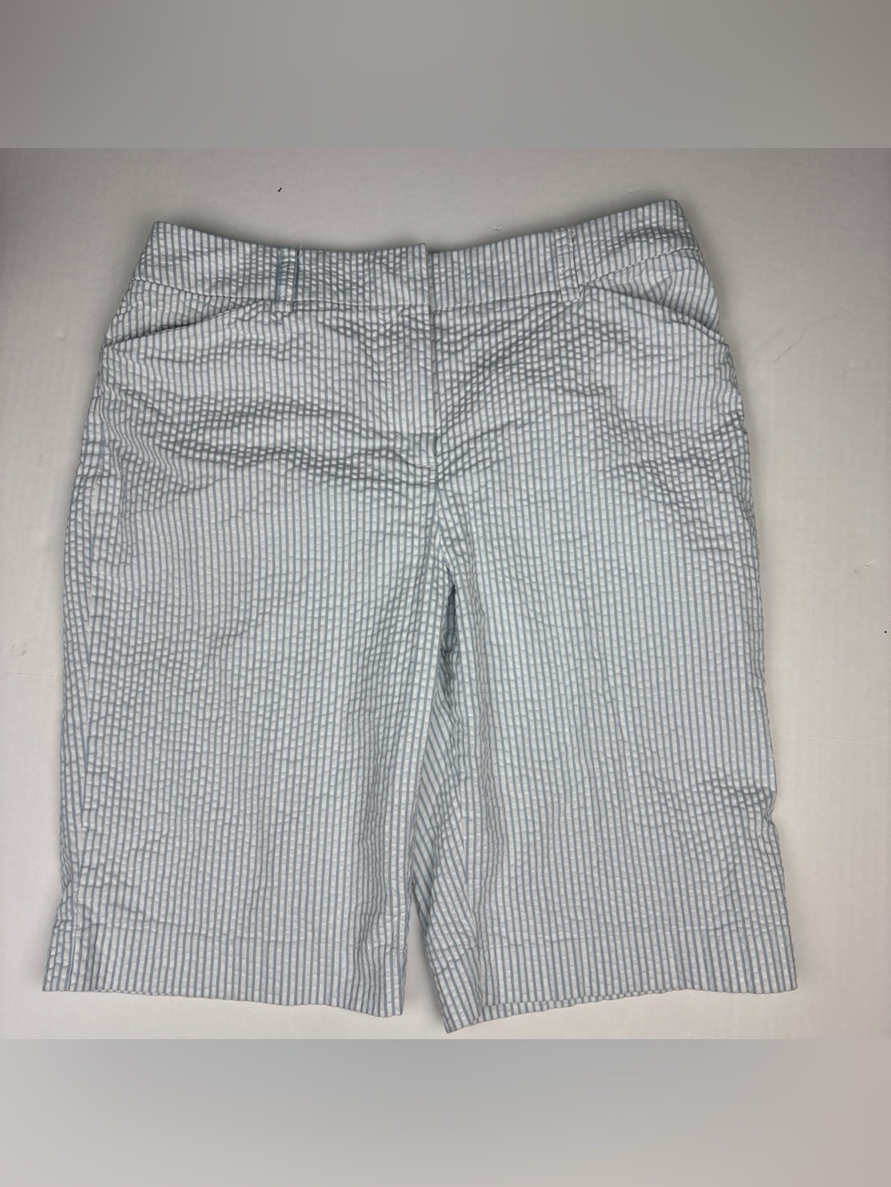 Jones New York Women Size 10 Shorts Seersucker Blue White Stripe Knee Stretch